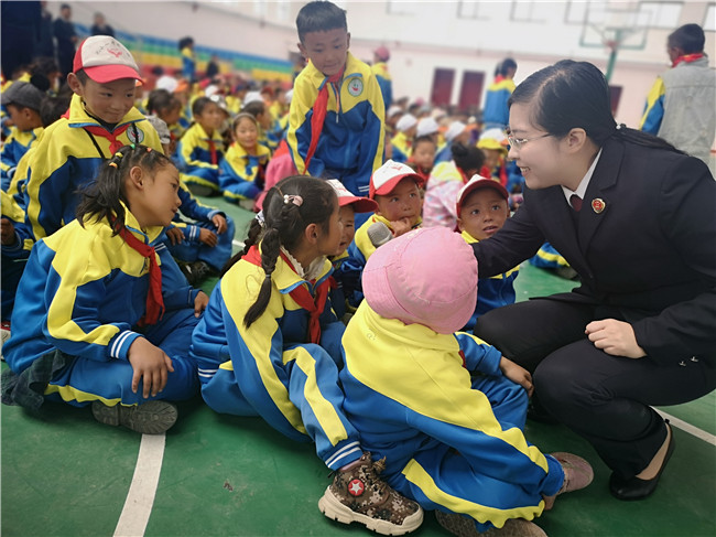 法治进校园全国巡讲团再出发走进三区三州|等你长大了，一定会理解妈妈的，对吗？